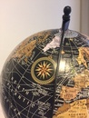 Wereldbol - Globe zwart op houten voet, 20 cm