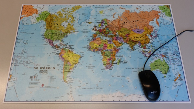 Door Maan oppervlakte verband Bureau Onderlegger - Muismat Wereldkaart | Maps International |  9781903030936 | Reisboekwinkel De Zwerver