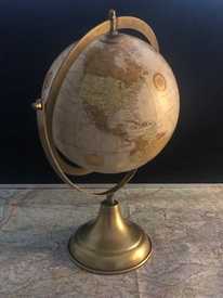Wereldbol Vintage Globe antiek met messing voet en ringen, 20 cm. | Van Manen