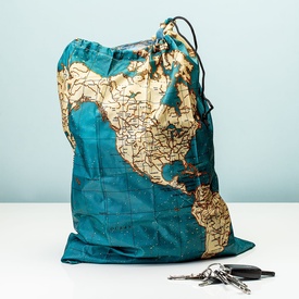   Reiswaszak World Map Laundry Bag | Kikkerland