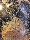 Wereldbol - Globe zwart op houten voet, 25 cm