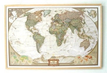 Wereldkaart van kurk World antiek map | Op kurkbord met houten frame + 12 vlagspelden | 90 x 60 cm | National Geographic
